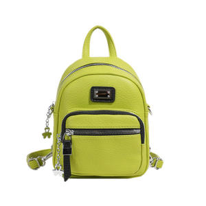 Mochila de mujer de moda en verde brillante con cremallera multicapa y diseño de colgante de cadena - Product Image 3