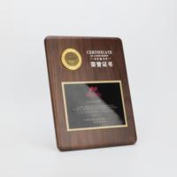 Plaque en bois de noyer avec plaque gravée imprimée UV et emblème d'aigle pour récompenses et reconnaissance d'entreprise