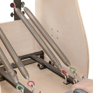 Chaise Wunda de Pilates professionnelle avec cadre en bois de hêtre, poignées réglables, pour l'équilibre corporel, la force, la flexibilité et la coordination. - Product Image 4