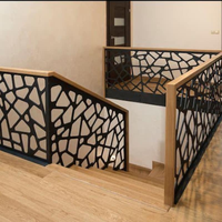 Rampe d'escalier extérieure moderne italienne antique personnalisée en acier corten découpé au laser, écran en aluminium découpé au laser