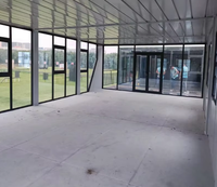 Maison modulaire en acier à deux étages avec un design méditerranéen, mur-rideau en verre, terrasse, escalier extérieur pour usage de bureau