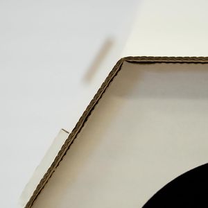 Kartonnen kattenhuis voor binnenkatten - Opvouwbare zeshoekige box <span class=keywords><strong>condo</strong></span>, lichtgewicht & duurzaam, modern wit design (40 cm x 31,5 cm) - Product Image 2