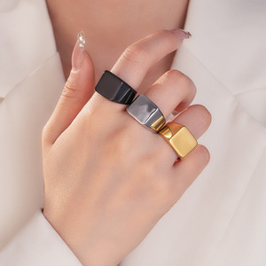 Anello in Acciaio Inossidabile 8mm con Superficie Stampata Placcatura <span class=keywords><strong>Oro</strong></span> <span class=keywords><strong>Rosa</strong></span> Argento Nero Incisione Laser Personalizzata Anelli da Uomo per Fidanzato - Product Image 3