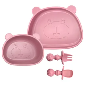 Vente en gros de kit d'alimentation pour bébé en silicone, ensemble de 4 pièces de vaisselle de luxe pour enfants, assiette, cuillère et bavoirs pour bébé