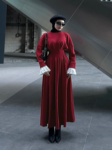 Robe longue modeste bordeaux à manches longues et poignets volantés, col montant, en maille, élégante tenue islamique pour le quotidien et le Ramadan - Product Image 3