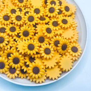 100 Piezas de Piedras Decorativas de Resina Hechas a Mano con Diseño de Girasol Amarillo Pintado, para Manualidades, Decoración de Jardín 3D, Scrapbooking, Lazos para Boda - Product Image 3