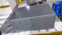 Boîtier de batterie personnalisé en tôle d'acier découpé au laser, formé et thermolaqué pour le stockage d'alimentation de secours des télécommunications