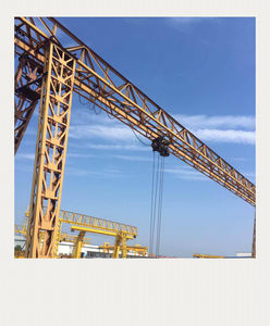 Pont roulant à charpente MH avec palan, capacités de 7,5 tonnes, 7 tonnes et 2 tonnes, composant moteur principal, certifié CE ISO, pour utilisation extérieure - Product Image 1