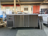 Meja Kerja Pendingin 2 Pintu dari Baja Tahan Karat 304 Komersial dengan Panel Belakang, Pendingin Tugas Berat untuk Dapur Kafe