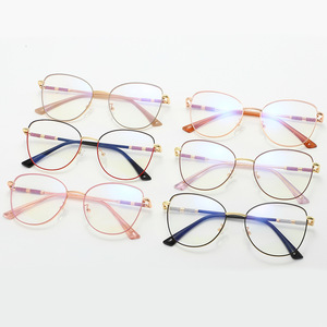 Nouvelles lunettes anti-lumière bleue 2026 pour femmes, monture œil-<span class=keywords><strong>de</strong></span>-chat haut <span class=keywords><strong>de</strong></span> gamme, branches <span class=keywords><strong>à</strong></span> ressort en métal, <span class=keywords><strong>verres</strong></span> photochromiques anti-lumière bleue - Product Image 3