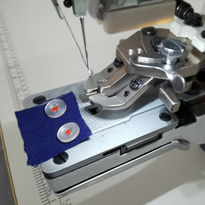 Máquina de Coser Industrial Computarizada con Motor de Pie Caminante <span class=keywords><strong>para</strong></span> Ojales, Modelo RN-373D - Product Image 3