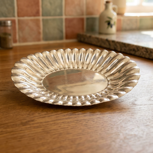 Plateau de service élégant en métal poli avec bord cannelé pour usage résidentiel - Product Image 3
