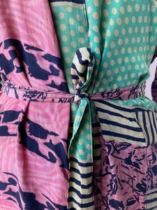 Robe Kimono en Soie Crêpe pour Femmes Col en V Fermeture à Ceinture Longueur Genou Tissu Respirant Doux Style Bohème Vintage Robe de Demoiselle d'Honneur - Product Image 2