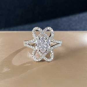 Anello di fidanzamento floreale scintillante per donna, elegante gioiello da dito alla moda - Product Image 4