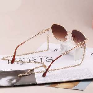 Gafas de Sol Retro de Lujo 2021 con Lentes Degradados Únicos, Montura Metálica, Protección UV400, Gafas de Sol Poligonales para Mujer con Cadena - Product Image 4