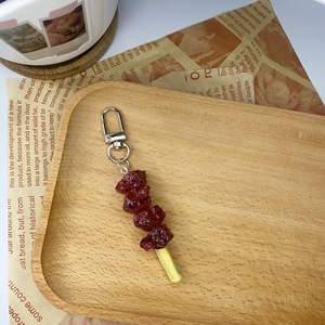 Porte-clés en résine réaliste en gros, assortiment de nourriture simulée : viande rôtie, poulet frit, brochettes de fruits de mer, avec pendentif à clip métallique - Product Image 5