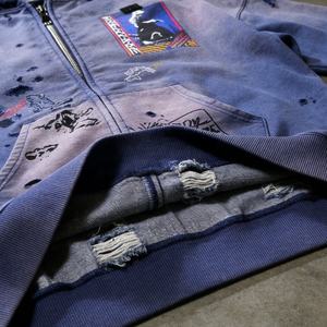 Sweat à capuche surdimensionné pour homme personnalisé avec effet délavé vintage, éléments déchirés et design imprimé créatif - Product Image 4