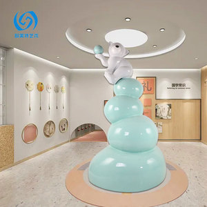 Sculpture d'ours coquin en fibre de verre, design contemporain, à poser au sol, pour salon, entrée ou hall d'exposition - Product Image 4