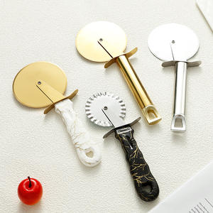 Cortador de <span class=keywords><strong>Pizza</strong></span> con Mango Colorido y Elegante, Cuchilla de Acero Inoxidable Resistente para Cortar Masa de Galletas y Brownies - Product Image 3