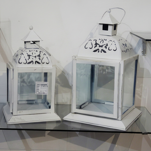 Lanterne carrée en métal blanc avec motif découpé et panneaux en verre pour la décoration de la maison - Product Image 1