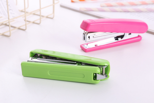 Grapadora Suministros <span class=keywords><strong>de</strong></span> <span class=keywords><strong>oficina</strong></span> Grapadora para estudiantes para libros gruesos Grapadora <span class=keywords><strong>de</strong></span> mano sin esfuerzo <span class=keywords><strong>grande</strong></span> multifunción al por mayor - Product Image 6
