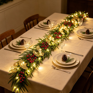 Guirnalda navideña Yan Ju de pino Norfolk con agujas doradas, bayas rojas e iluminación, camino de mesa para decoración navideña - Product Image 1