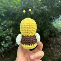 Poupée de poche abeille crochetée à la main de 4.1 pouces sac à pendentif abeille en tricot beau cadeau de la Saint-Valentin pour les amis et la famille