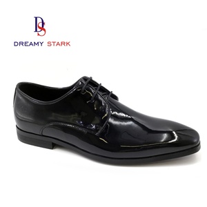 Chaussures habillées légères d'automne en cuir véritable noir, de haute qualité, fabriquées à la main en Italie, avec logo personnalisé brillant, design original de marque pour mariage - Product Image 1