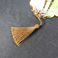Tarjeta de Menú de Acrílico Dorado Personalizada con Diseño Ornamentado y Decoración de Borlas para Boda con Porta Tarjetas de Terciopelo