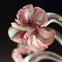 Lustre artisanal à l'élégance romantique orné de fleurs en verre rose gracieuses pour le salon de la maison de l'hôtel