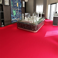 Tapis de sol en PP à poils bas rouge conception mur à mur pour réunion de bureau danse cinéma hôtel allée coureur église escaliers centre commercial usage domestique