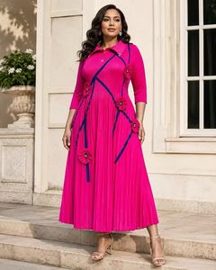 Abito plissettato bianco taglie forti <span class=keywords><strong>da</strong></span> donna con fiore 3D e nastro incrociato rosa shocking, abito <span class=keywords><strong>midi</strong></span> formale <span class=keywords><strong>da</strong></span> festa - Product Image 5