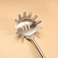 Ensemble d'ustensiles de cuisine en acier inoxydable mat : louche, cuillère et spatule pour la cuisson