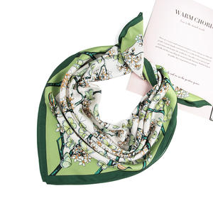 وشاح حريري مربع فاخر مطبوع رقمياً على الوجهين يحاكي الحرير الطبيعي للحقائب - Product Image 3