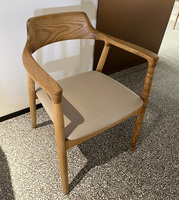 Table de luxe moderne en bois noyer Chaises de salle à manger pour café et restaurant d'intérieur Mobilier Fauteuil de salle à manger en cuir noir