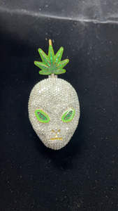 Colgante de Diamante Alienígena Único de Primera Calidad con Joyería de Diamantes Brillantes, Accesorio de Fantasía de Ciencia Ficción, Regalo Coleccionable de Alto Brillo - Product Image 6