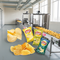 Automatische productielijn voor fruit- en groentechips, inclusief wasmachine, friteuse en snijmachine, met een capaciteit van 100 kg voor het maken van chips.