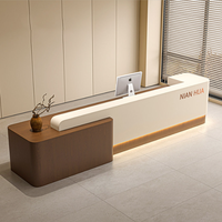 Comptoir de réception moderne de luxe bicolore en MDF avec bande LED, comptoir de caisse droit pour bureau d'entreprise, hall d'hôtel