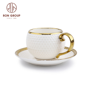 Juego de tazas de <span class=keywords><strong>café</strong></span> <span class=keywords><strong>y</strong></span> platillos con mango, juego de tazas de <span class=keywords><strong>café</strong></span> <span class=keywords><strong>y</strong></span> capuchino, cerámica chapada en oro, color blanco, borde dorado, venta al por mayor - Product Image 1