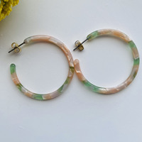 Boucles d'oreilles créoles en acrylique faites à la main en acétate de résine écaille de tortue légères et colorées avec poteau en argent