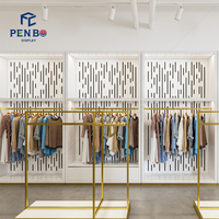 Présentoir mural pour baskets et vêtements, plan de mise en place personnalisé, solution de design d'intérieur moderne et industriel pour magasin de sport