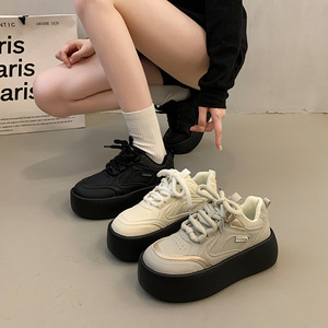 Zapatillas blancas de suela gruesa y suave, estilo casual, diseño ancho, versátiles, ligeras, que aumentan la altura, a la moda. - Product Image 1
