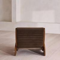 Fauteuil d'appoint inclinable haut de gamme en velours marron chocolat, design minimaliste, avec structure en bois massif et accoudoirs courbes, idéal pour salon, chambre, villa, maison