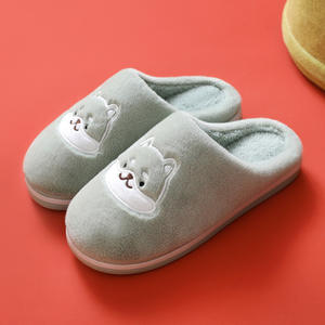 Nouveau design femme mignon dessin animé <span class=keywords><strong>chien</strong></span> forme hiver chaud chaussures d'intérieur en peluche douce couple anti-dérapant pantoufles vente en gros chaussures pour chiens - Product Image 5