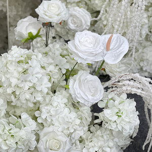 ลูกบอลดอกไม้ประดิษฐ์สีขาวทั้งหมด ทำจากผ้าไหม ประกอบด้วยกุหลาบและไฮเดรนเยีย งานแฮนด์เมด ดีไซน์ทันสมัย สวยงาม เหมาะสำหรับตกแต่งโต๊ะกลางในงานแต่งงาน ทางเดิน และเวที - Product Image 4
