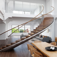 Escalier flottant incurvé de conception moderne et luxueuse avec garde-corps en verre sans cadre, marches en bois massif et construction en acier