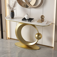 Table console moderne de luxe en or avec plateau ovale en marbre blanc, base incurvée en demi-lune, accent sphérique pour l'ameublement de la maison - Utilisation dans les couloirs