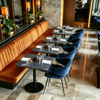 Ensemble de mobilier de café en cuir haut de gamme et luxueux pour restaurants, cafés, design durable, tables, canapé, banquette, usage commercial