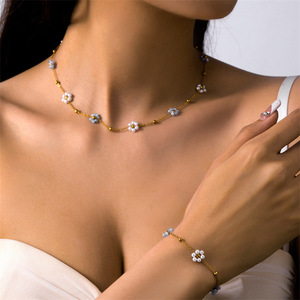<span class=keywords><strong>Collana</strong></span> Girocollo Delicata con Fiore <span class=keywords><strong>di</strong></span> Perle, Placcata in Oro 18K, Materiale in Lega Impermeabile, Ciondolo a Margherita per Donne - Product Image 1