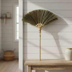 Escoba Tradicional de Fibra de Palma con Palo de Bambú, Herramienta de Limpieza Duradera para el Hogar y Exteriores - Product Image 1